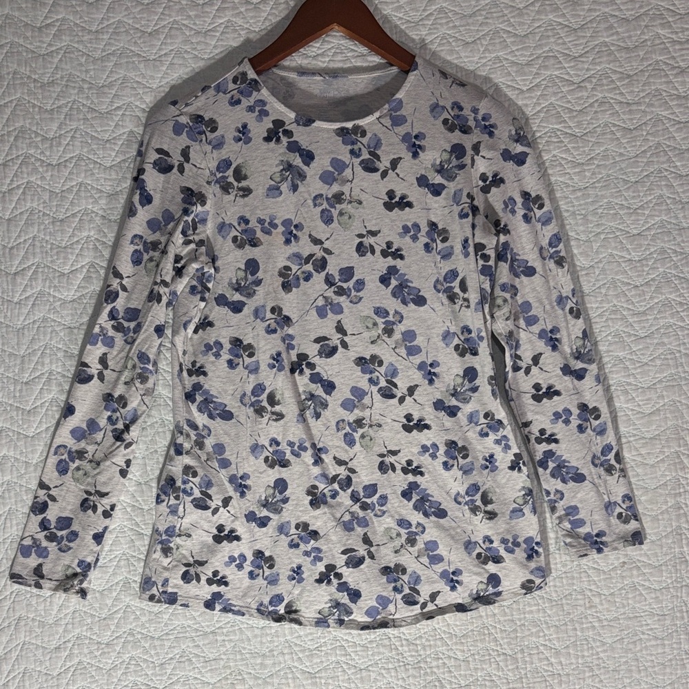Crewneck Long-Sleeve Floral Tee in Light Gray and Blue